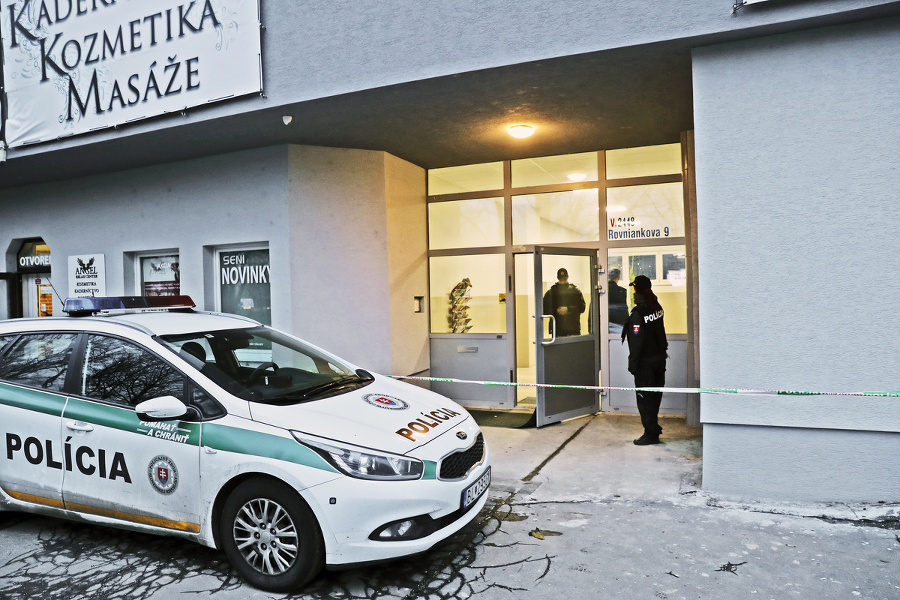 Polícia na mieste činu hodiny zaisťovala stopy.