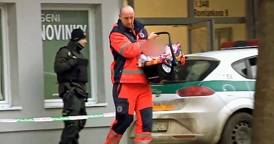 Bábätko odviezli záchranári na vyšetrenie do nemocnice.