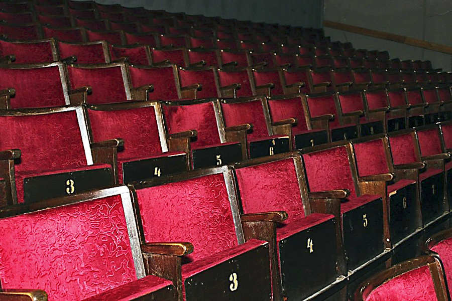 Staré sedačky z kina