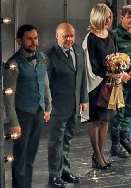 Herec po predstavení v divadle Astorka.