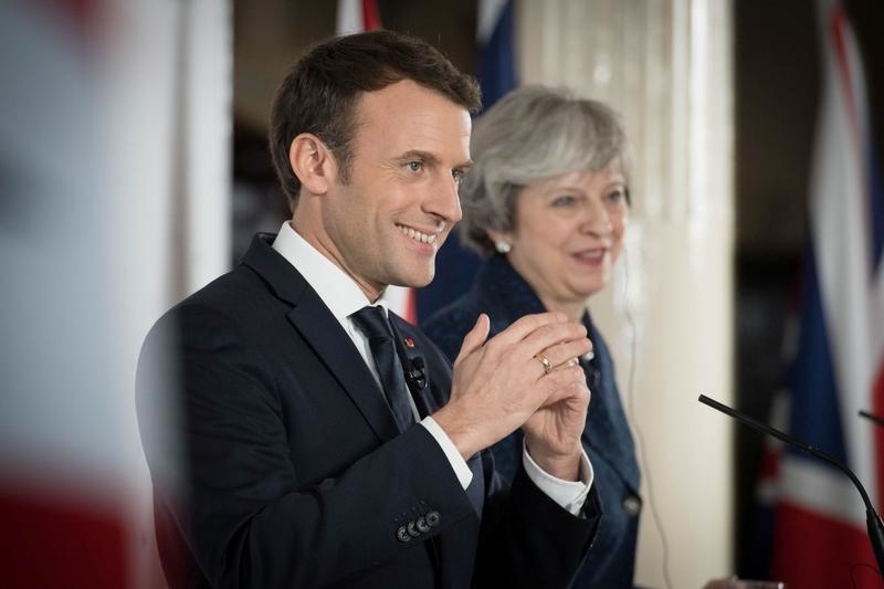 Emanuel Macron a Theresa