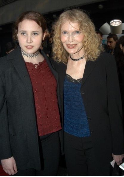 Dylan Farrow so svojou mamou Miou