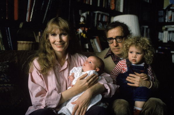 Mia Farrow s Woodym Allenom, ktorému na kolenách sedí malá Dylan Farrow.