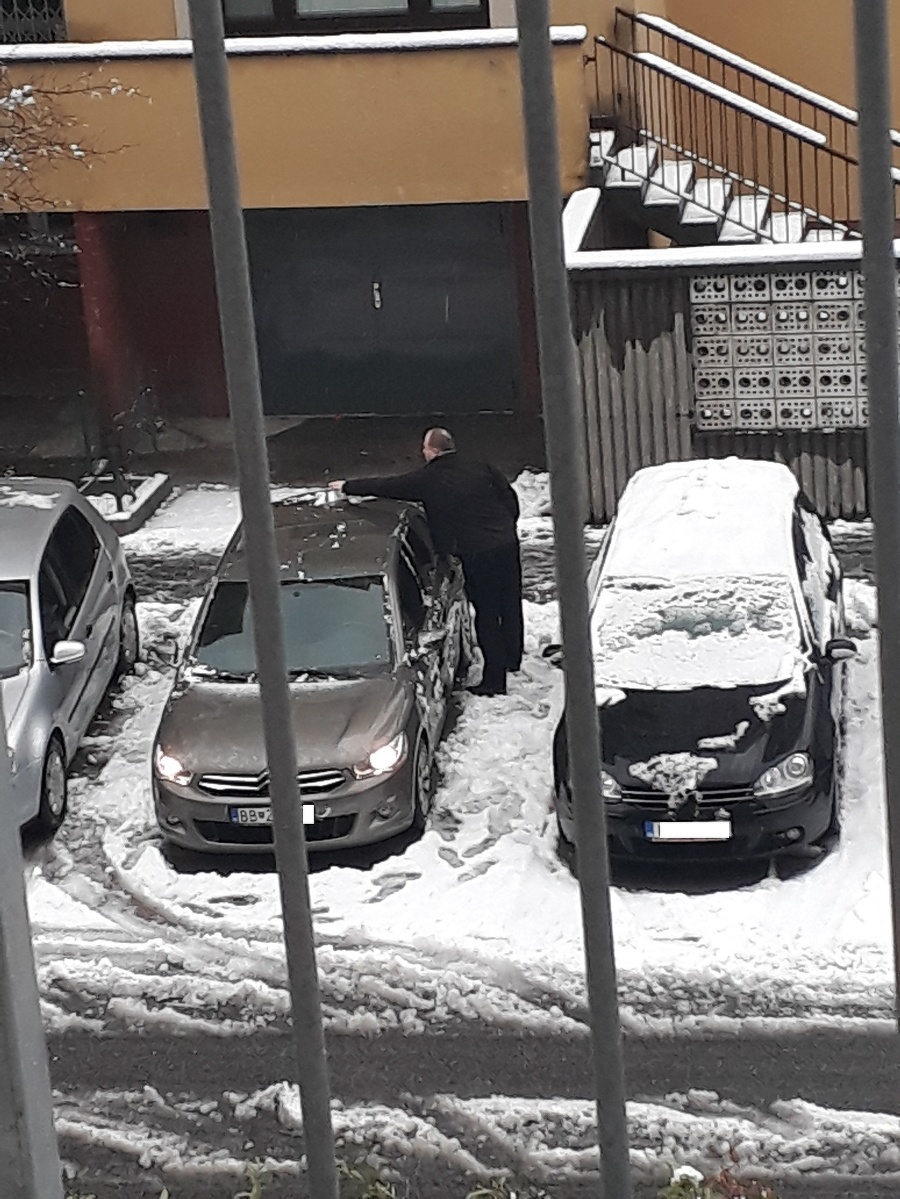 Krupa bojoval s prvým snehom.
