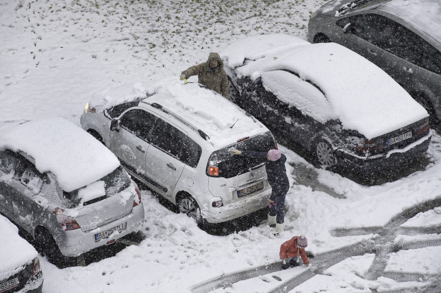 Odpratávanie snehu z áut