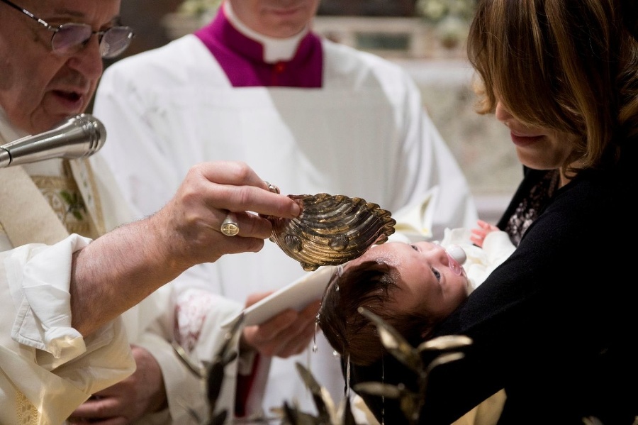 Pápež František pokrstil 34