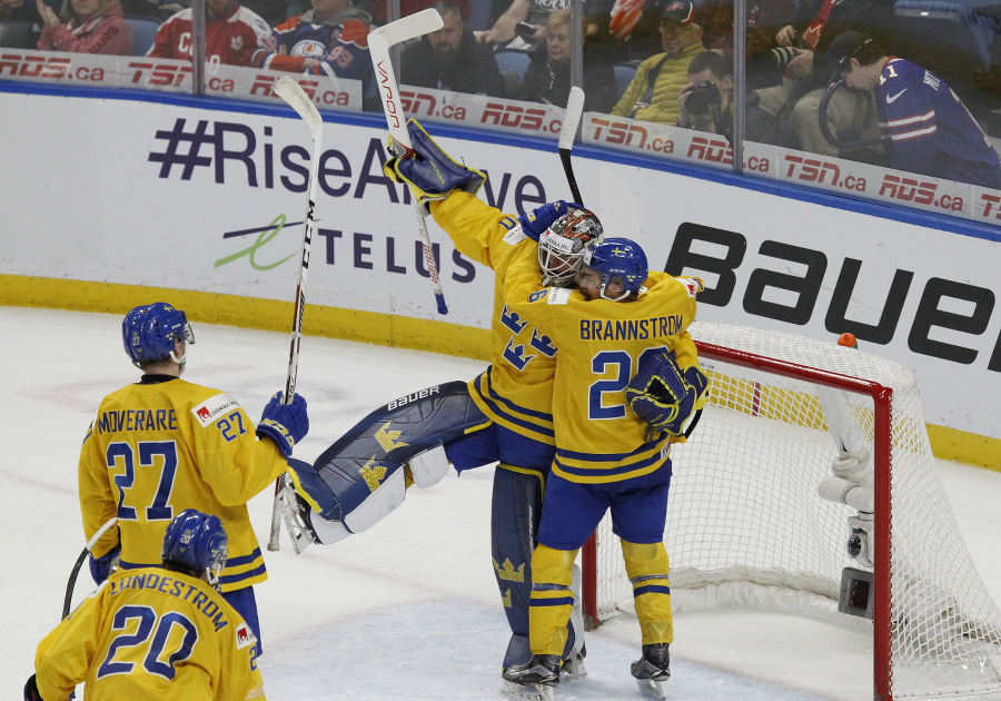 Švédski hráči oslavujú víťazstvo