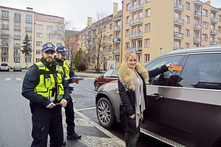 Mestskí policajti Pavol (vľavo,