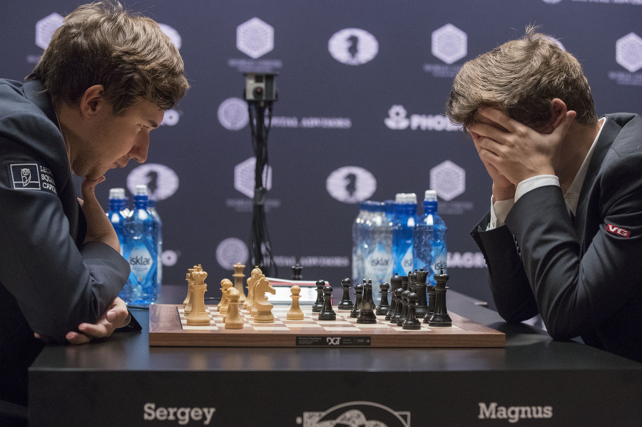 Nór Magnus Carlsen (vpravo)