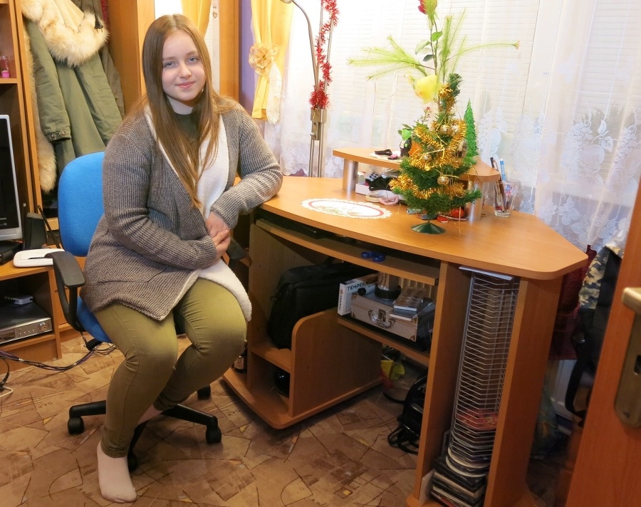 Sarah (15) sa teší z písacieho stola.
