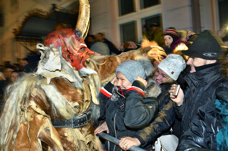 Čertov v 15-kilových maskách sa nikto nebál.