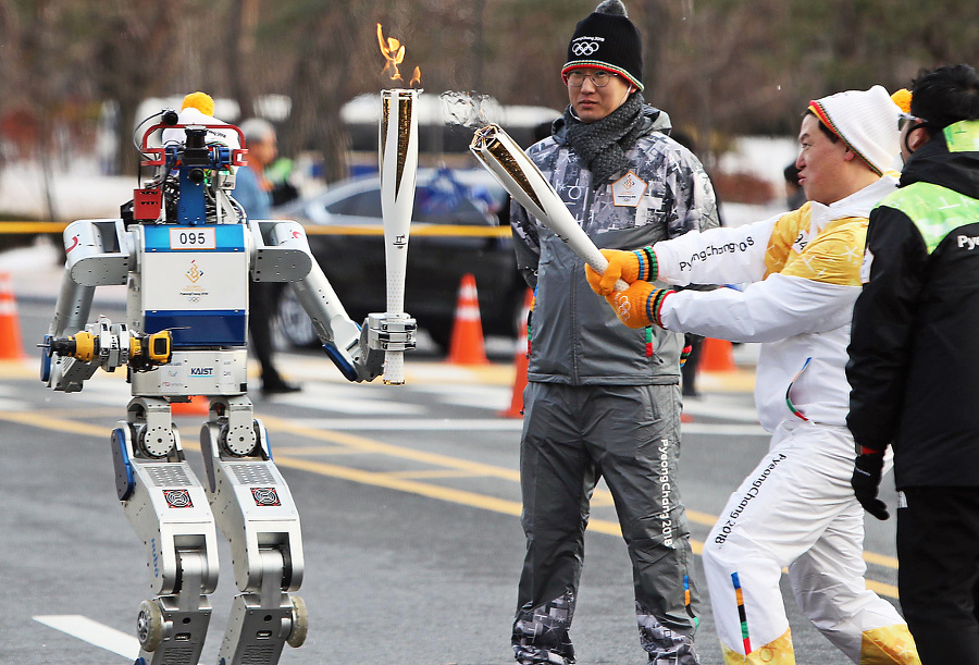 Robot s olympijskou pochodňou