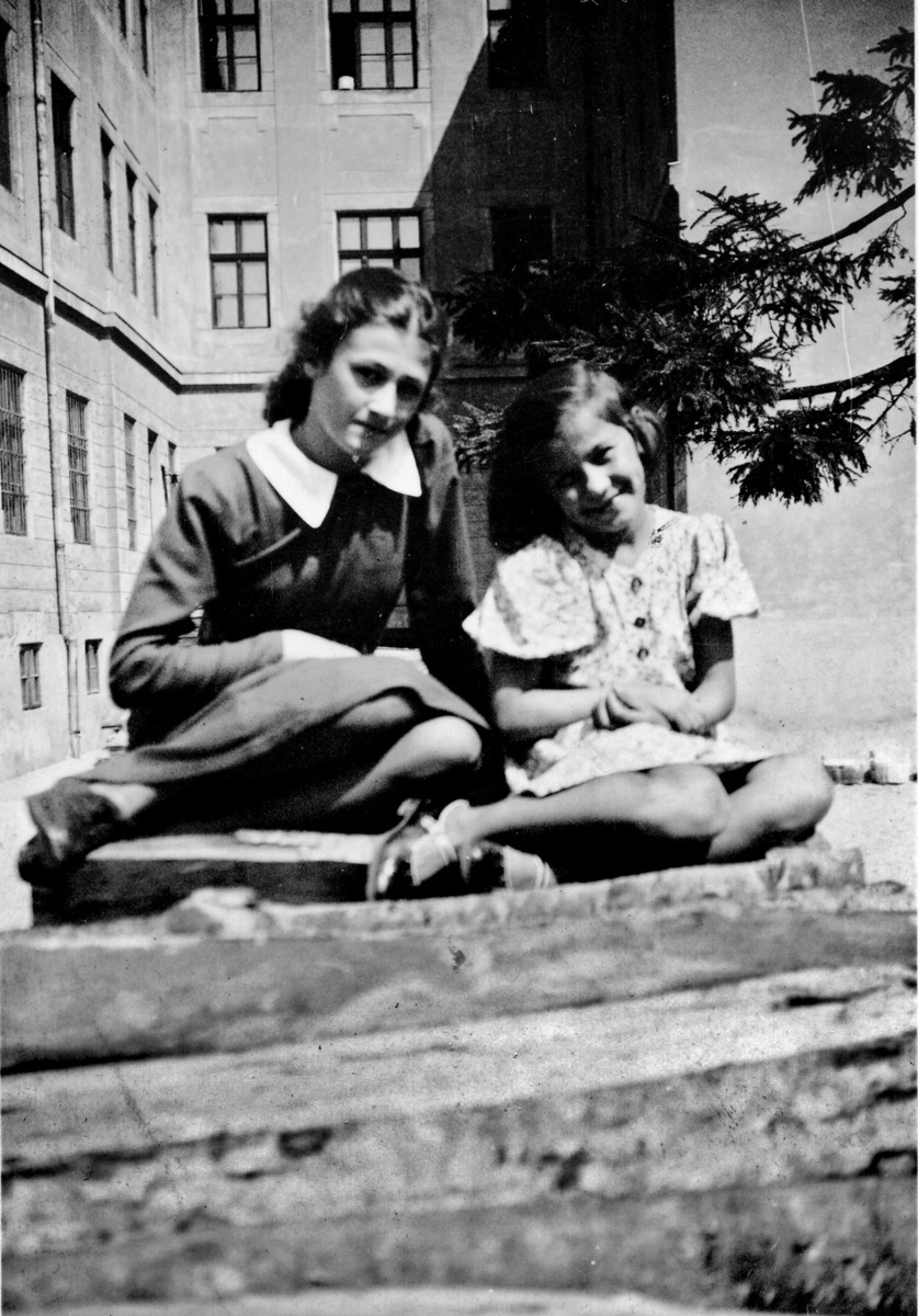 Prešov 1941: Emma (vľavo)