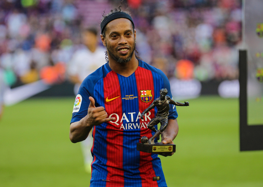 Ronaldinho (37) získal v