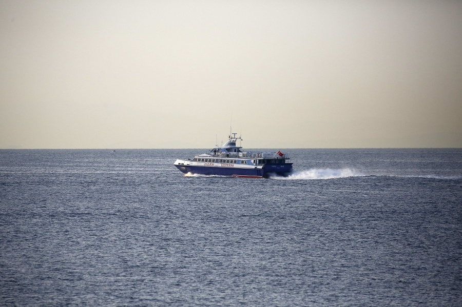 Turecká loď s migrantmi.