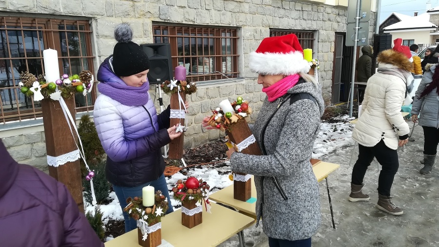 Deti vyrobili svietniky, stromčeky,