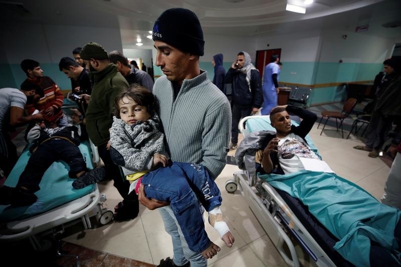 Palestínčan so zranenou dcérou