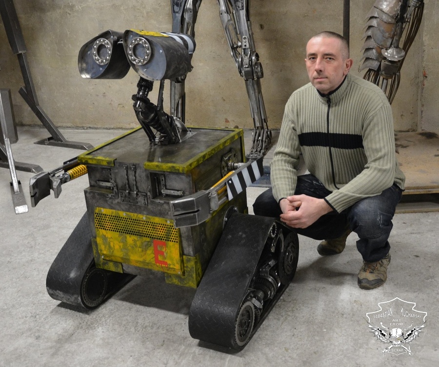 Roztomilý robot Wall-E váži