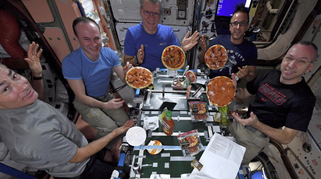 Astronautom dorazili zásoby jedla,