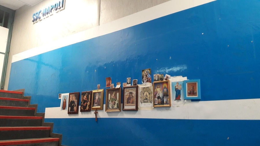 Obrázky svätcov pri bývalom