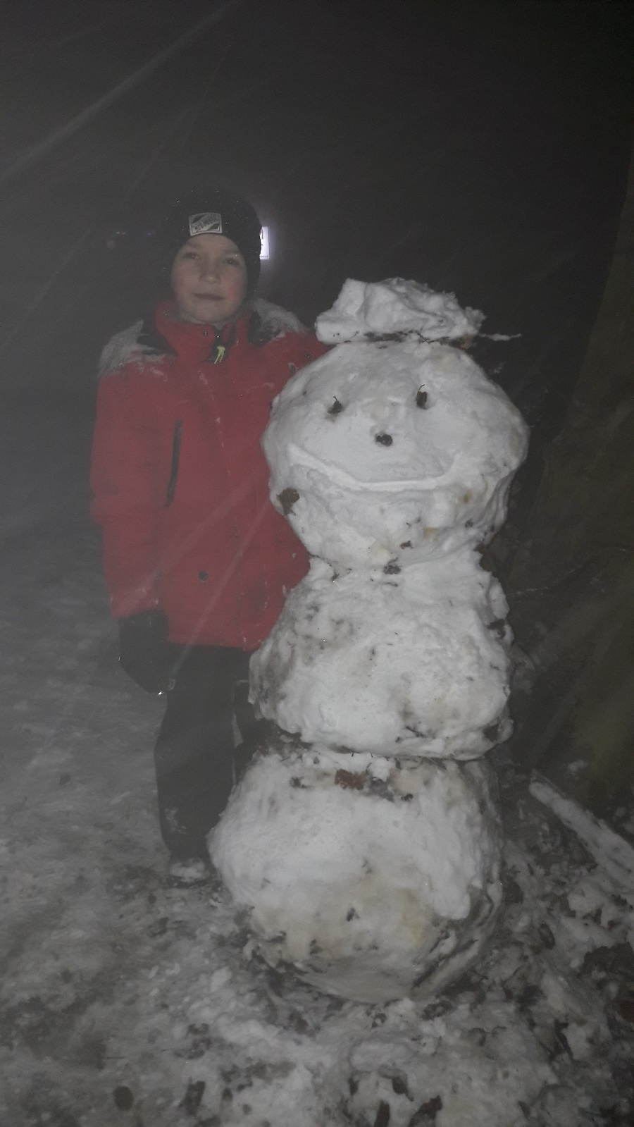 Malý Bratislavčan postavil snehuliaka