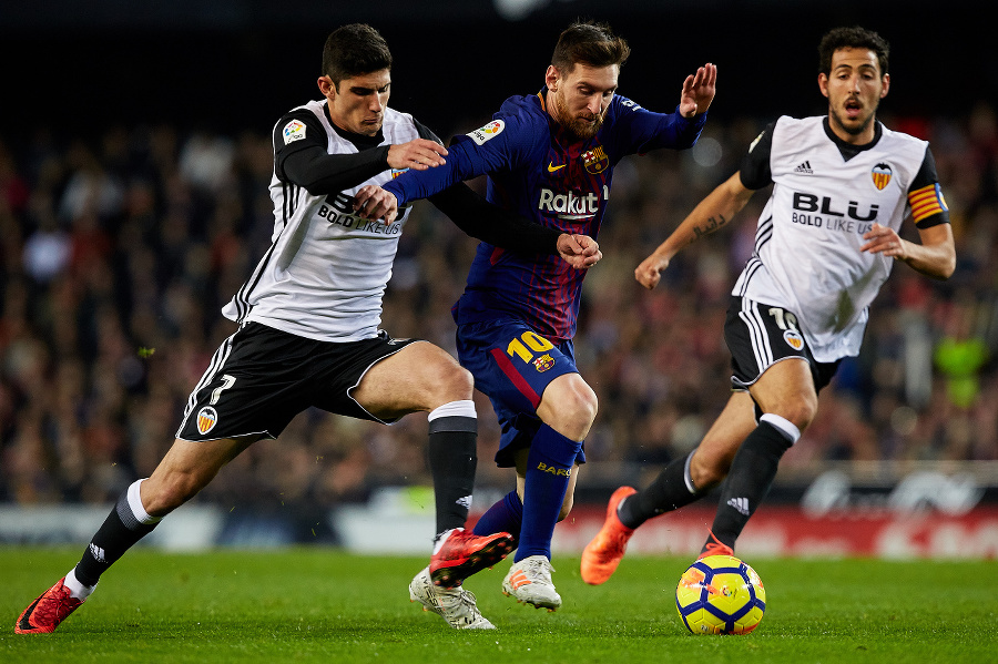 Lionel Messi (v strede)