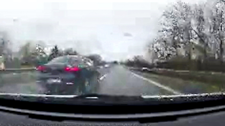 Po chvíli sa pred neho derie čierny VW, ktorému zrejme prekáža, že nejde rýchlejšie.