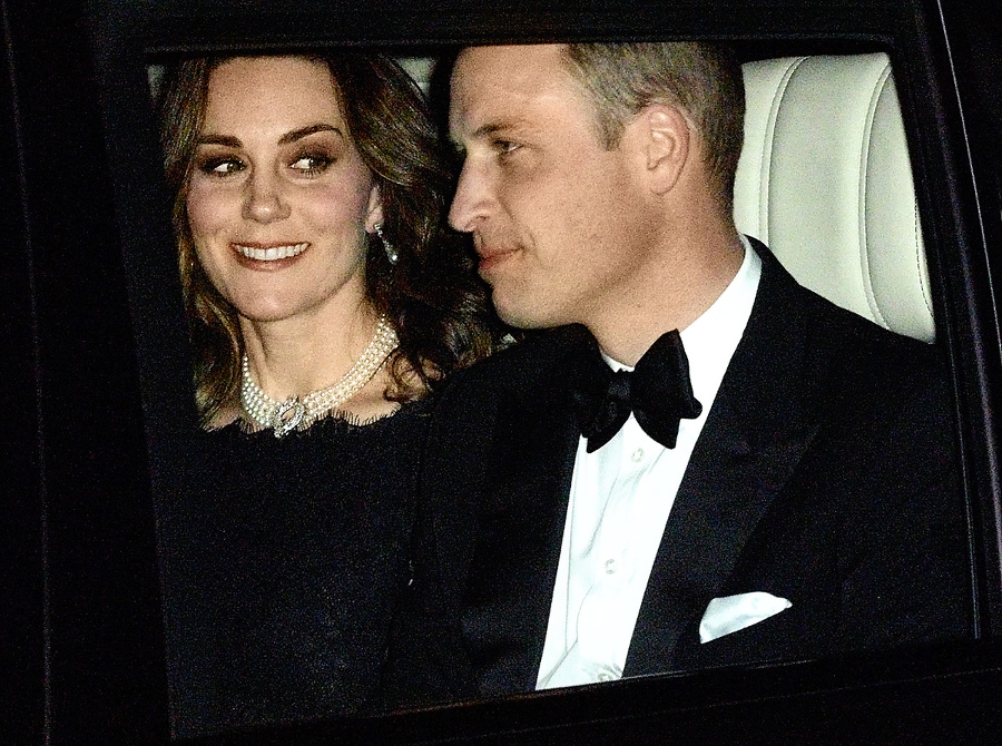Kate si k náhrdelníku zladila aj perlové náušnice.