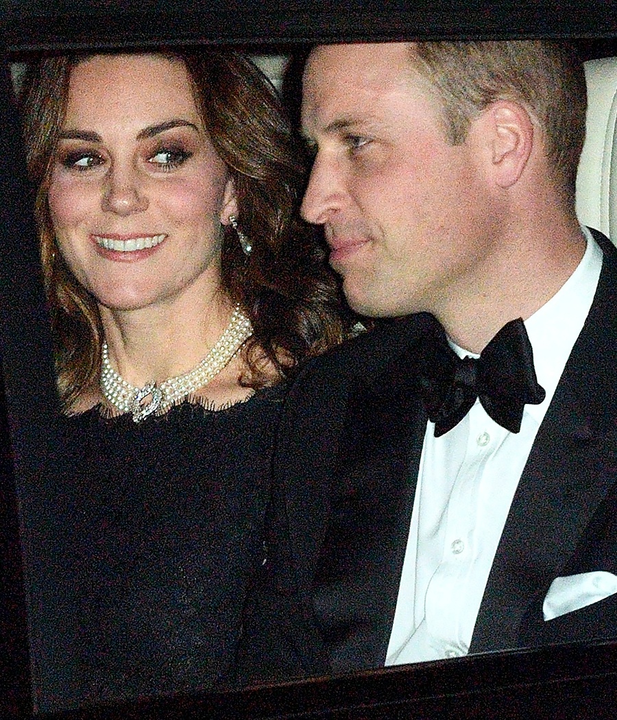 Iná žena, ten istý šperk. Vojvodkyňa Kate pri príchode na zámok Windsor v roku 2017.