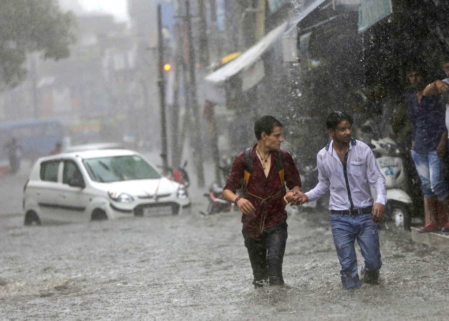 Záplavy sužujú Indiu už