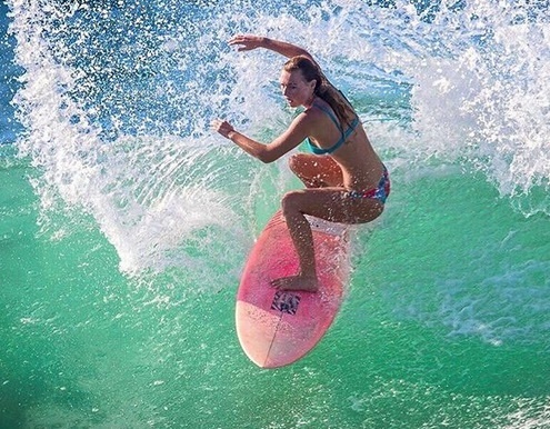 Austrálska surferka Holly-Daze Coffey