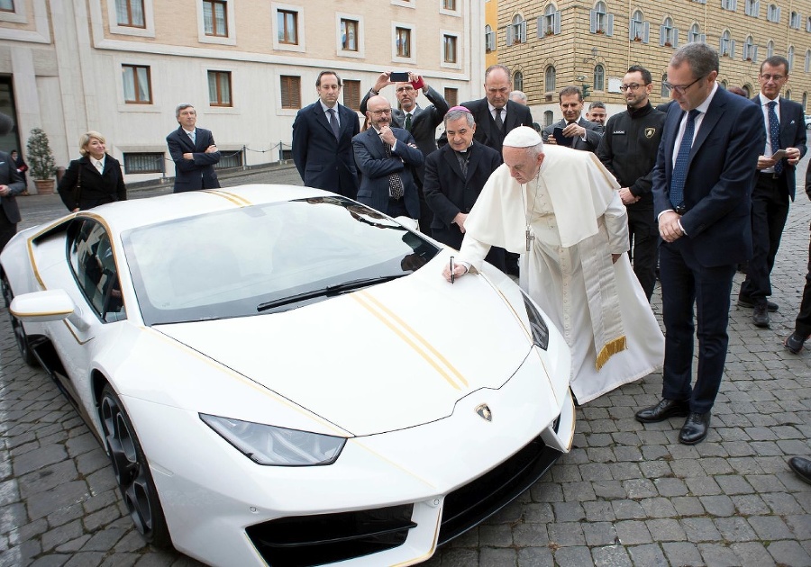 Pápež sa na kapotu