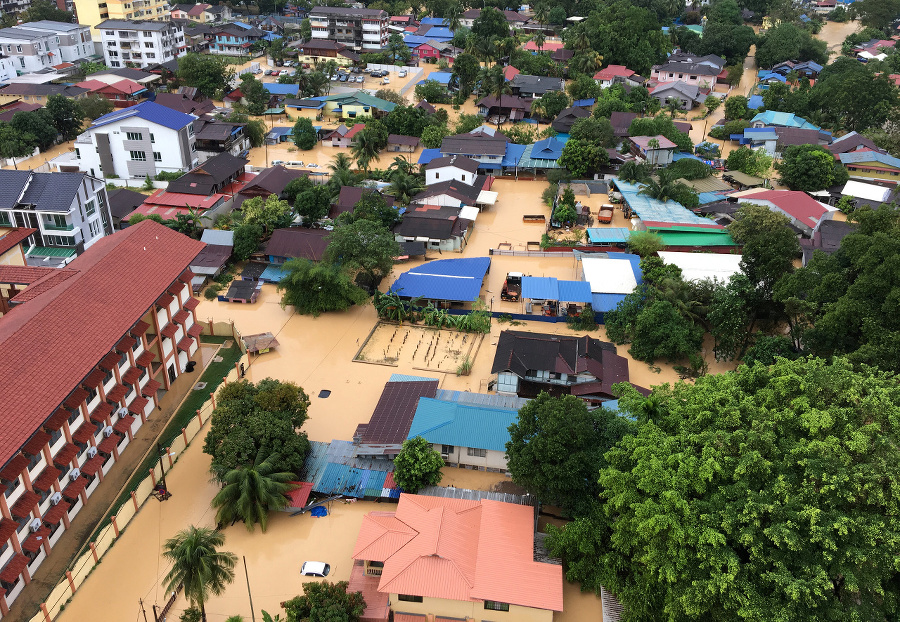 Povodne v Malajzii vyhnali