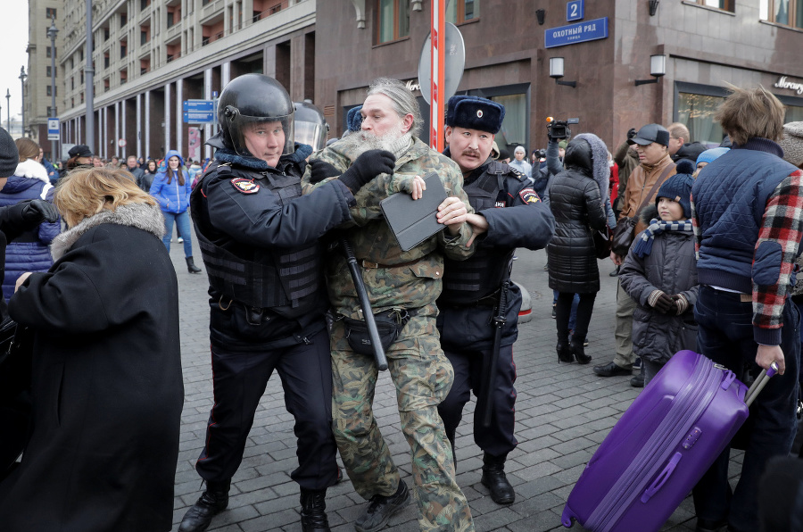 Polícia zatkla 263 ľudí.