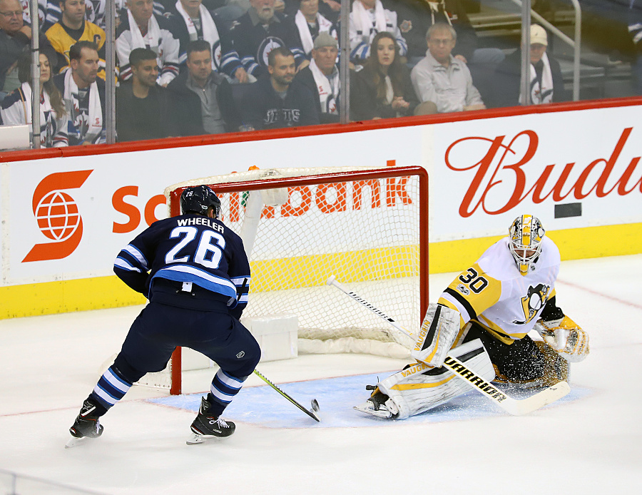 Blake Wheeler (vľavo) strieľa