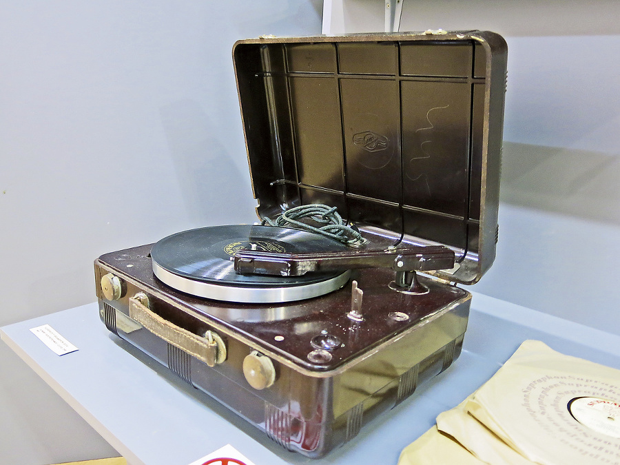 Prenosný kufríkový gramofón Elfa