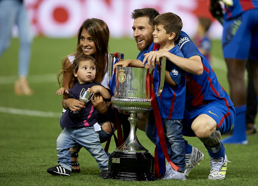 Messi oslavuje s rodinkou.