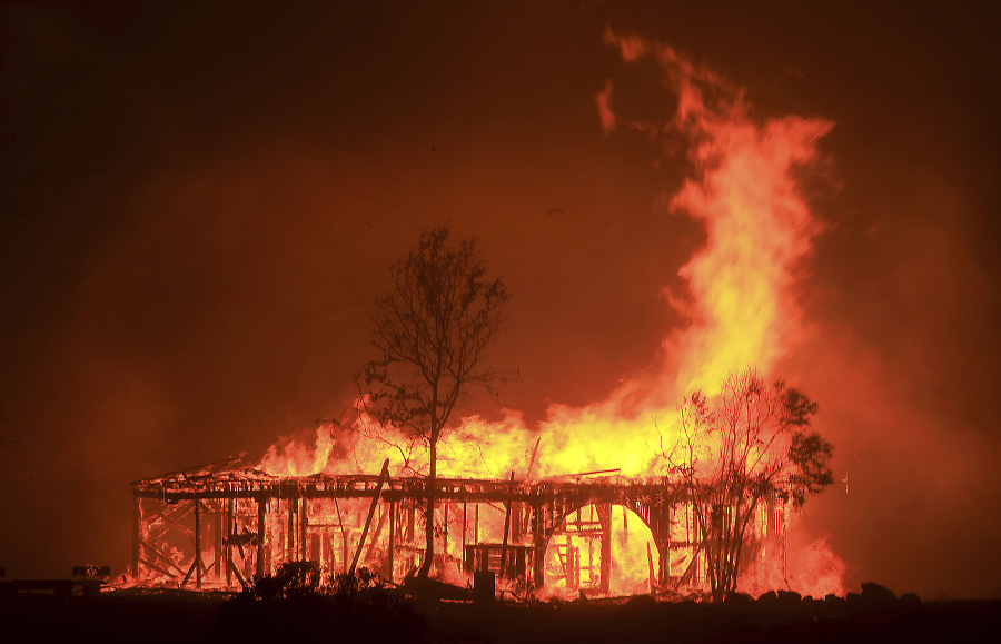 Kaliforniu ničia rozsiahle požiare.