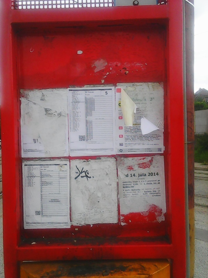 Vandali sa na cestovných poriadkoch poriadne vybúrili.