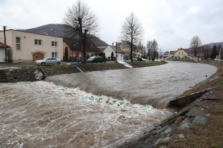 Obrovské množstvo plastových fliaš