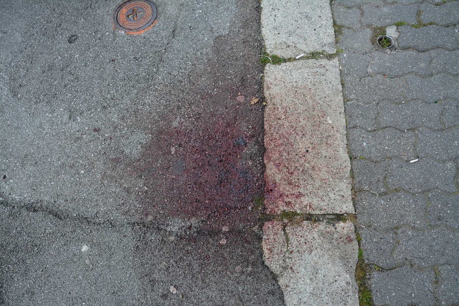 Krv na chodníku po