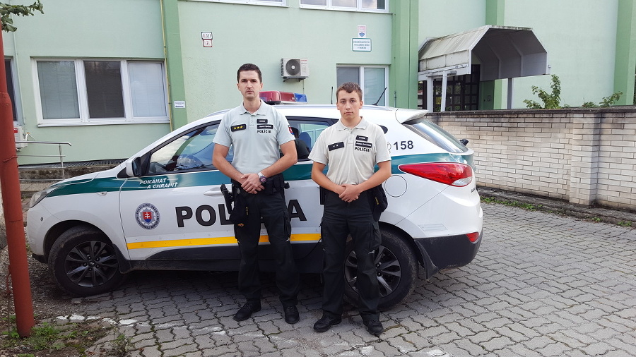 Policajti Marcel Spaček (vľavo)