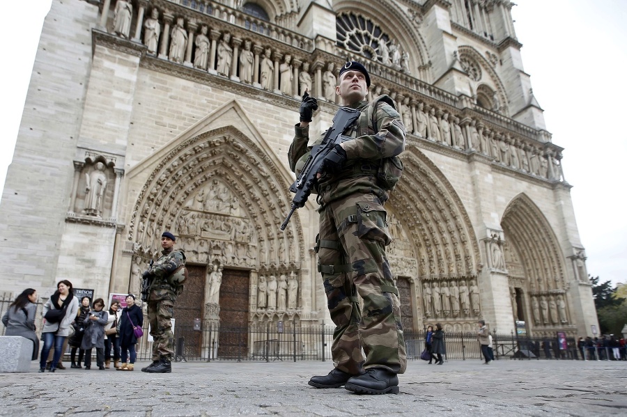 Notre Dame strážia vojaci.