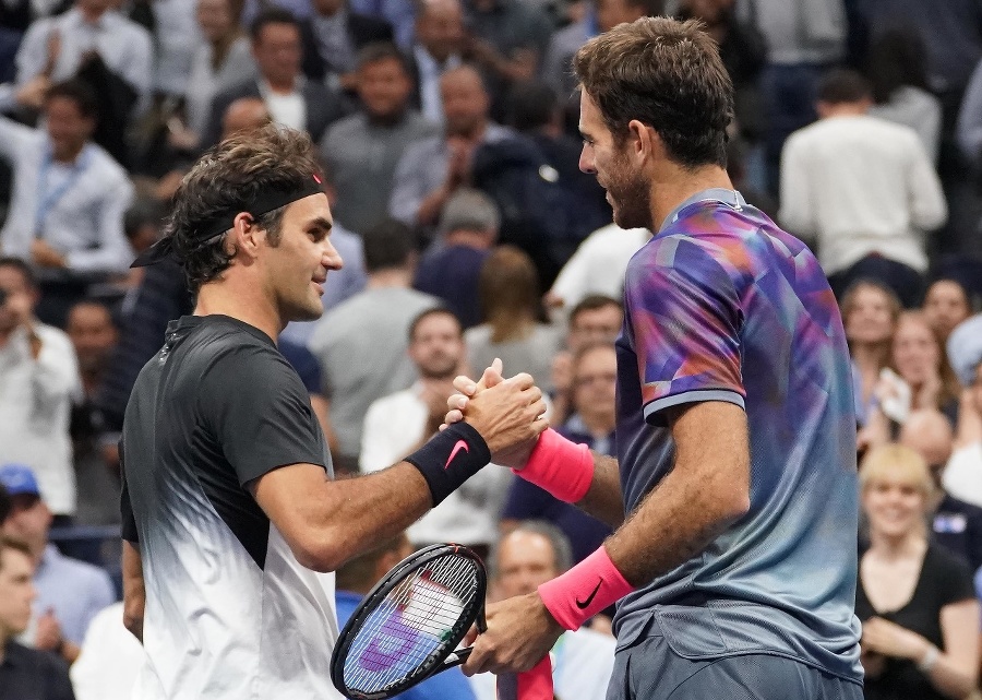 Roger Federer (vľavo) blahoželá