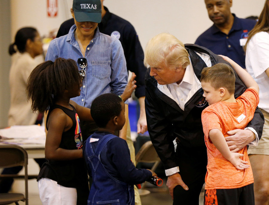 Trump po druhý raz priletel do záplavami postihnutého Texasu.