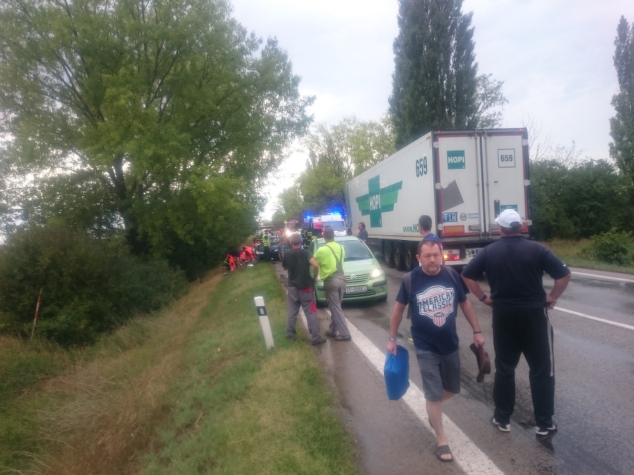 Motorkár vletel pod auto.