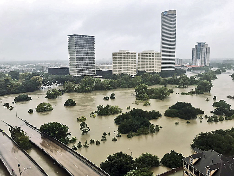 Cesty v meste Houston sú neprejazdné. Ľudia z postihnutých oblastí ostali odrezaní od sveta.