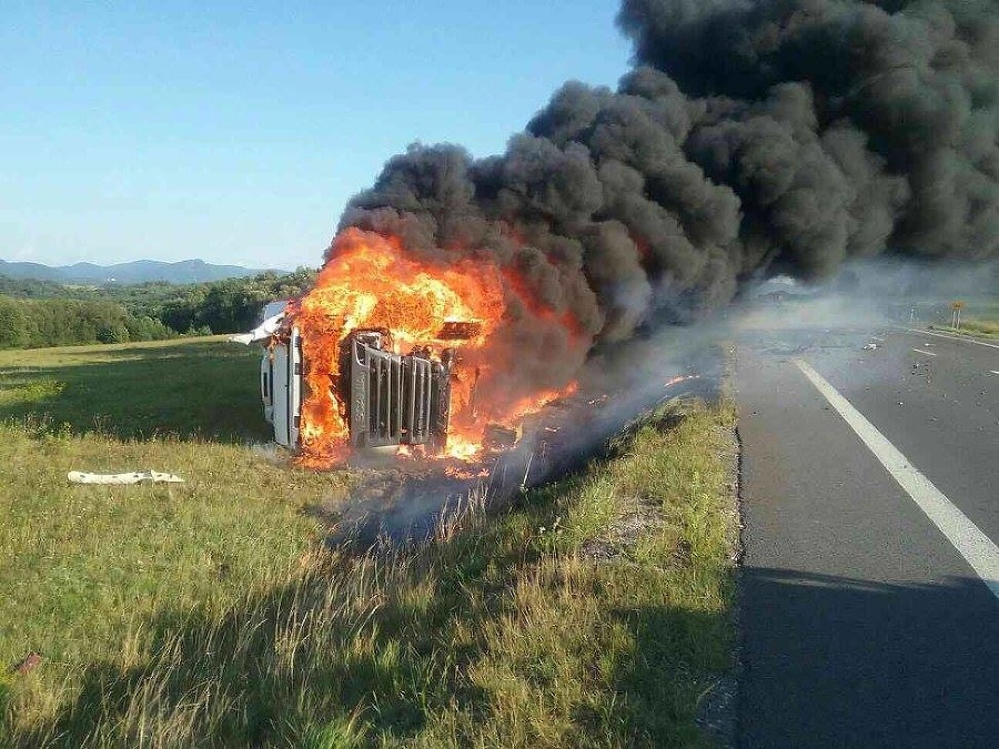 Hasiči museli v pondelok