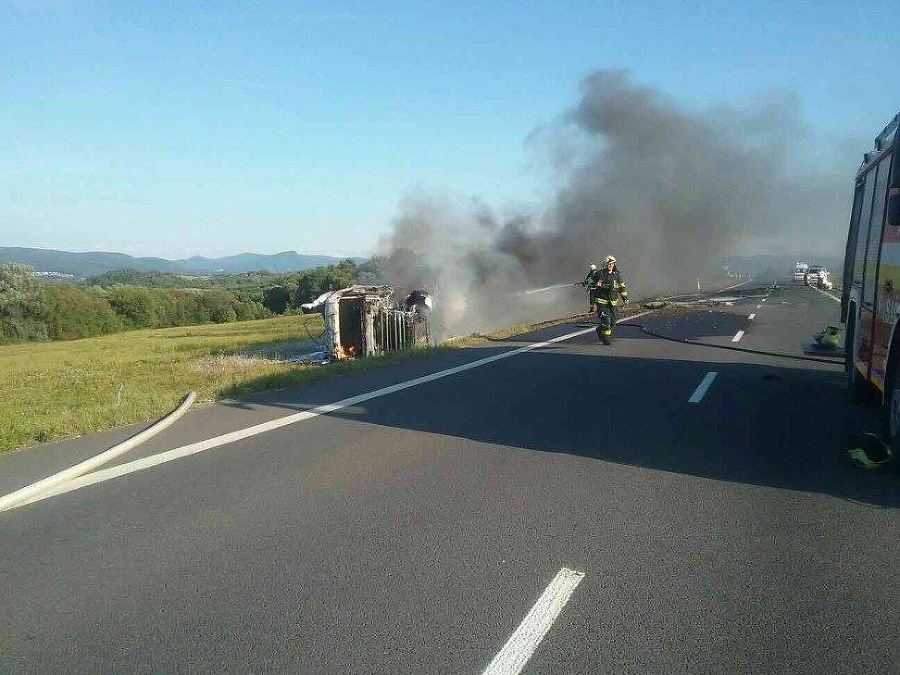 Hasiči museli v pondelok