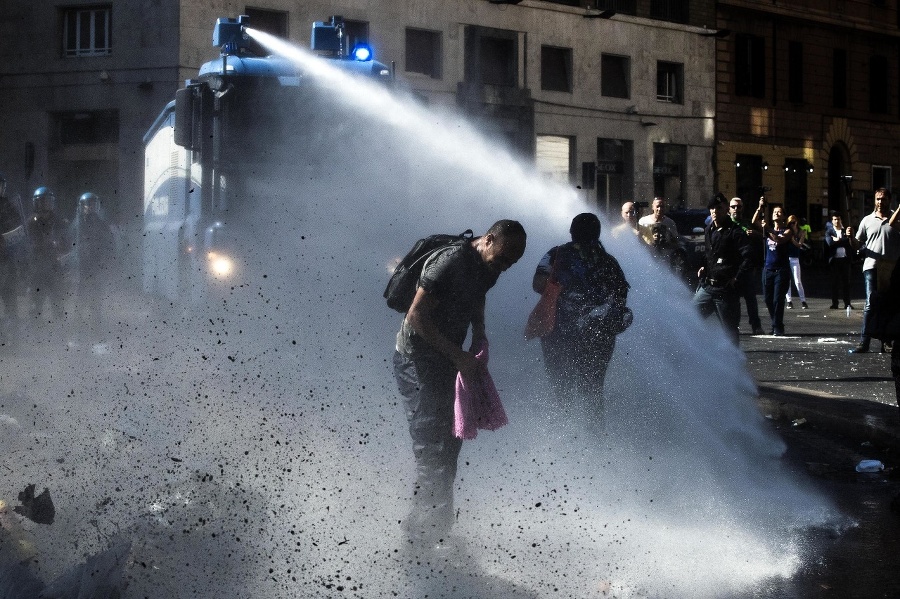 Talianska polícia vyháňa migrantov,